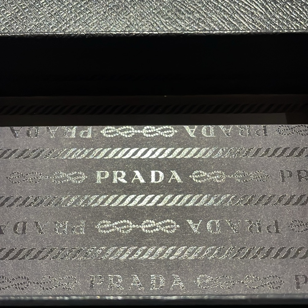 Empty prada box - Picture 3 of 5